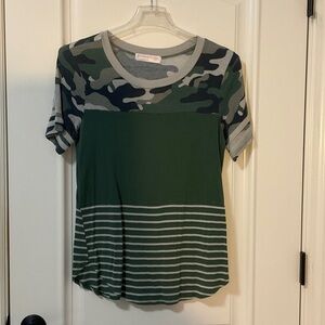 No Boundaries Green and Gray Camo Stripe Solid SS T-Shirt XL